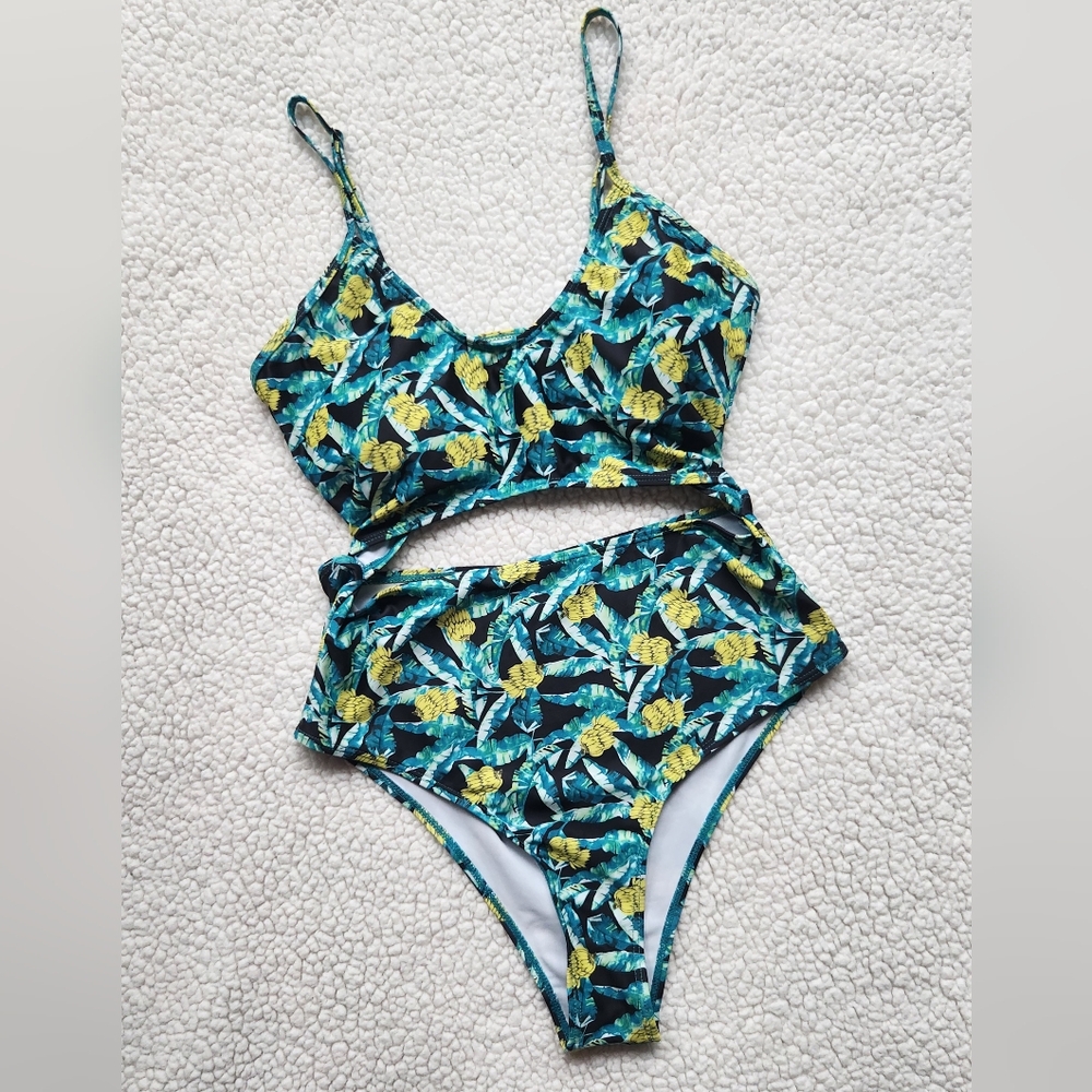 NWOT Womens Tropical Print Cutout Swimsuit